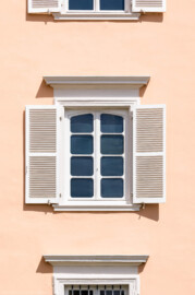 Schloss und Schlossgarten Schwetzingen - Schloss - Mittelbau - Von Westen - Blick auf eines der Fenster zwischen den beiden Eckpavillons im 1. Obergeschoss (Mittelbau: Länge Westseite ca. 45 Meter, Breite Süd-/Nordseite ca. 38 Meter; Wiederaufbau / Erweiterung: 1698-1717; Architekt: Johann Adam Breunig) (aufgenommen im Mai 2023, am Nachmittag)