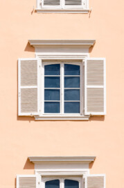 Schloss und Schlossgarten Schwetzingen - Schloss - Mittelbau - Von Westen - Blick auf eines der Fenster zwischen den beiden Eckpavillons im 2. Obergeschoss (Mittelbau: Länge Westseite ca. 45 Meter, Breite Süd-/Nordseite ca. 38 Meter; Wiederaufbau / Erweiterung: 1698-1717; Architekt: Johann Adam Breunig) (aufgenommen im Mai 2023, am Nachmittag)