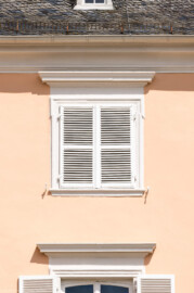 Schloss und Schlossgarten Schwetzingen - Schloss - Mittelbau - Von Westen - Blick auf eines der Fenster zwischen den beiden Eckpavillons im 3. Obergeschoss (Mittelbau: Länge Westseite ca. 45 Meter, Breite Süd-/Nordseite ca. 38 Meter; Wiederaufbau / Erweiterung: 1698-1717; Architekt: Johann Adam Breunig) (aufgenommen im Mai 2023, am Nachmittag)