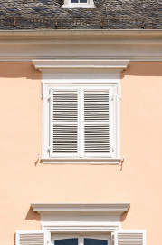 Schloss und Schlossgarten Schwetzingen - Schloss - Mittelbau - Von Westen - Blick auf eines der Fenster zwischen den beiden Eckpavillons im 3. Obergeschoss (Mittelbau: Länge Westseite ca. 45 Meter, Breite Süd-/Nordseite ca. 38 Meter; Wiederaufbau / Erweiterung: 1698-1717; Architekt: Johann Adam Breunig) (aufgenommen im Mai 2023, am Nachmittag) Schloss und Schlossgarten Schwetzingen - Schloss - Mittelbau - Von Westen - Blick auf eines der Fenster zwischen den beiden Eckpavillons im 3. Obergeschoss (Mittelbau: Länge Westseite ca. 45 Meter, Breite Süd-/Nordseite ca. 38 Meter; Wiederaufbau / Erweiterung: 1698-1717; Architekt: Johann Adam Breunig) (aufgenommen im Mai 2023, am Nachmittag)
