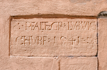 Schloss und Schlossgarten Schwetzingen - Schloss - Mittelbau - Südlicher Anbau (westlich des Treppenturms) - Südfassade, nördliche Seite - Von Süden - Blick auf einen eingemauerten Stein mit der Bauinschrift: "PFALTZGR . LUDWIG | CHURF . 1541" zwischen Erdgeschoss und 1. Obergeschoss; Hinweis auf eine Bautätigkeit unter Ludwig V. von der Pfalz, dem "Friedfertigen" (1478-1544) (aufgenommen im Mai 2023, am Nachmittag) Schloss und Schlossgarten Schwetzingen - Schloss - Mittelbau - Südlicher Anbau (westlich des Treppenturms) - Südfassade, nördliche Seite - Von Süden - Blick auf einen eingemauerten Stein mit der Bauinschrift: "PFALTZGR . LUDWIG | CHURF . 1541" zwischen Erdgeschoss und 1. Obergeschoss; Hinweis auf eine Bautätigkeit unter Ludwig V. von der Pfalz, dem "Friedfertigen" (1478-1544) (aufgenommen im Mai 2023, am Nachmittag)