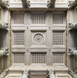 Schloss und Schlossgarten Schwetzingen - Garten - Minervatempel - Von innen - Zentraler Blick nach oben auf die Kassettendecke; Decke mit neun Feldern, davon fünf quadratisch; acht Felder mit Rosetten, das Mittelfeld mit verschlungenen Akanthusblättern; oben im Bild ist Nordost / der Portikus (Gesamter Bau: Breite ca. 7 Meter, Länge ca. 9 Meter, Innenraum kubisch; Rückseite zweigeschossig mit Kellerraum; Architekt: Nicolas de Pigage (1723-1796); Bauzeit: vermutlich zwischen 1767/68 und 1773) (aufgenommen im Mai 2023, am frühen Nachmittag) Schloss und Schlossgarten Schwetzingen - Garten - Minervatempel - Von innen - Zentraler Blick nach oben auf die Kassettendecke; Decke mit neun Feldern, davon fünf quadratisch; acht Felder mit Rosetten, das Mittelfeld mit verschlungenen Akanthusblättern; oben im Bild ist Nordost / der Portikus (Gesamter Bau: Breite ca. 7 Meter, Länge ca. 9 Meter, Innenraum kubisch; Rückseite zweigeschossig mit Kellerraum; Architekt: Nicolas de Pigage (1723-1796); Bauzeit: vermutlich zwischen 1767/68 und 1773) (aufgenommen im Mai 2023, am frühen Nachmittag)