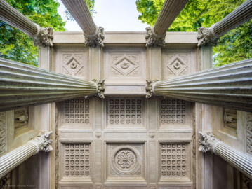 Schloss und Schlossgarten Schwetzingen - Garten - Minervatempel - Von innen - Blick nach oben auf die Kassettendecken der Vorhalle und des Innenraums; Decke der Vorhalle mit drei Feldern, davon zwei quadratisch; alle drei Felder mit mittigen Rosetten, umrahmt von Quadraten bzw. Rauten, umgeben von Akanthusblättern in den Zwickeln; oben im Bild ist Nordost / der Portikus (Gesamter Bau: Breite ca. 7 Meter, Länge ca. 9 Meter, Innenraum kubisch; Rückseite zweigeschossig mit Kellerraum; Architekt: Nicolas de Pigage (1723-1796); Bauzeit: vermutlich zwischen 1767/68 und 1773) (aufgenommen im Mai 2023, am frühen Nachmittag) Schloss und Schlossgarten Schwetzingen - Garten - Minervatempel - Von innen - Blick nach oben auf die Kassettendecken der Vorhalle und des Innenraums; Decke der Vorhalle mit drei Feldern, davon zwei quadratisch; alle drei Felder mit mittigen Rosetten, umrahmt von Quadraten bzw. Rauten, umgeben von Akanthusblättern in den Zwickeln; oben im Bild ist Nordost / der Portikus (Gesamter Bau: Breite ca. 7 Meter, Länge ca. 9 Meter, Innenraum kubisch; Rückseite zweigeschossig mit Kellerraum; Architekt: Nicolas de Pigage (1723-1796); Bauzeit: vermutlich zwischen 1767/68 und 1773) (aufgenommen im Mai 2023, am frühen Nachmittag)