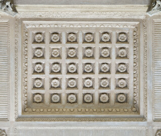 Schloss und Schlossgarten Schwetzingen - Garten - Minervatempel - Von innen - Blick nach oben auf ein nicht-quadratisches Feld der Kasettendecke mit Rosetten (Gesamter Bau: Breite ca. 7 Meter, Länge ca. 9 Meter, Innenraum kubisch; Rückseite zweigeschossig mit Kellerraum; Architekt: Nicolas de Pigage (1723-1796); Bauzeit: vermutlich zwischen 1767/68 und 1773) (aufgenommen im Mai 2023, am Nachmittag) Schloss und Schlossgarten Schwetzingen - Garten - Minervatempel - Von innen - Blick nach oben auf ein nicht-quadratisches Feld der Kasettendecke mit Rosetten (Gesamter Bau: Breite ca. 7 Meter, Länge ca. 9 Meter, Innenraum kubisch; Rückseite zweigeschossig mit Kellerraum; Architekt: Nicolas de Pigage (1723-1796); Bauzeit: vermutlich zwischen 1767/68 und 1773) (aufgenommen im Mai 2023, am Nachmittag)