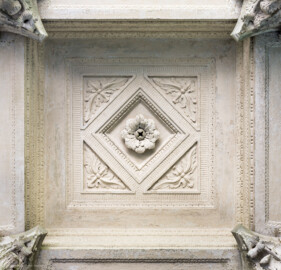 Schloss und Schlossgarten Schwetzingen - Garten - Minervatempel - Von innen - Blick nach oben auf ein seitliches Feld der Kasettendecke der Vorhalle; Feld mit mittiger Rosette, umrahmt von Quadraten, umgeben von Akanthusblättern in den Zwickeln (Gesamter Bau: Breite ca. 7 Meter, Länge ca. 9 Meter, Innenraum kubisch; Rückseite zweigeschossig mit Kellerraum; Architekt: Nicolas de Pigage (1723-1796); Bauzeit: vermutlich zwischen 1767/68 und 1773) (aufgenommen im Mai 2023, am Nachmittag) Schloss und Schlossgarten Schwetzingen - Garten - Minervatempel - Von innen - Blick nach oben auf ein seitliches Feld der Kasettendecke der Vorhalle; Feld mit mittiger Rosette, umrahmt von Quadraten, umgeben von Akanthusblättern in den Zwickeln (Gesamter Bau: Breite ca. 7 Meter, Länge ca. 9 Meter, Innenraum kubisch; Rückseite zweigeschossig mit Kellerraum; Architekt: Nicolas de Pigage (1723-1796); Bauzeit: vermutlich zwischen 1767/68 und 1773) (aufgenommen im Mai 2023, am Nachmittag)