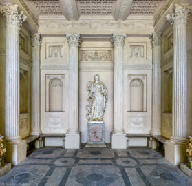 Schloss und Schlossgarten Schwetzingen - Garten - Minervatempel - Von innen - Blick auf die Rückwand des Tempels mit der Statue der Minerva; Minerva dargestellt mit der Eule am Fuß und dem Olivenzweig in der Hand als Gottin der Weisheit und des Friedens; unfertige Skulptur von Gabriel Grupello (1644-1730), 1773 von Peter Anton von Verschaffelt (1710-1793) fertiggestellt (Gesamter Bau: Breite ca. 7 Meter, Länge ca. 9 Meter, Innenraum kubisch; Rückseite zweigeschossig mit Kellerraum; Architekt: Nicolas de Pigage (1723-1796); Bauzeit: vermutlich zwischen 1767/68 und 1773) (aufgenommen im Mai 2023, am Nachmittag)