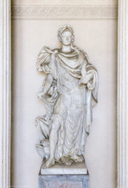 Schloss und Schlossgarten Schwetzingen - Garten - Minervatempel - Von innen - Minervastatue - Blick auf die Statue der Minerva, dargestellt mit der Eule am Fuß und dem Olivenzweig in der Hand als Gottin der Weisheit und des Friedens; unfertige Skulptur von Gabriel Grupello (1644-1730), 1773 von Peter Anton von Verschaffelt (1710-1793) fertiggestellt (Gesamter Bau: Breite ca. 7 Meter, Länge ca. 9 Meter, Innenraum kubisch; Rückseite zweigeschossig mit Kellerraum; Architekt: Nicolas de Pigage (1723-1796); Bauzeit: vermutlich zwischen 1767/68 und 1773) (aufgenommen im Mai 2023, am Nachmittag)