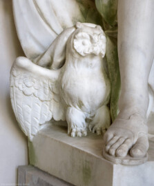 Schloss und Schlossgarten Schwetzingen - Garten - Minervatempel - Von innen - Minervastatue -  Blick auf die Eule am Fuß der Statue der Minerva; Minerva dargestellt mit Eule und Olivenzweig in der Hand als Gottin der Weisheit und des Friedens; unfertige Skulptur von Gabriel Grupello (1644-1730), 1773 von Peter Anton von Verschaffelt (1710-1793) fertiggestellt (Gesamter Bau: Breite ca. 7 Meter, Länge ca. 9 Meter, Innenraum kubisch; Rückseite zweigeschossig mit Kellerraum; Architekt: Nicolas de Pigage (1723-1796); Bauzeit: vermutlich zwischen 1767/68 und 1773) (aufgenommen im Mai 2023, am Nachmittag)