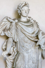 Schloss und Schlossgarten Schwetzingen - Garten - Minervatempel - Von innen - Minervastatue - Blick auf die Statue der Minerva, dargestellt mit der Eule am Fuß und dem Olivenzweig in der Hand als Gottin der Weisheit und des Friedens; unfertige Skulptur von Gabriel Grupello (1644-1730), 1773 von Peter Anton von Verschaffelt (1710-1793) fertiggestellt (Gesamter Bau: Breite ca. 7 Meter, Länge ca. 9 Meter, Innenraum kubisch; Rückseite zweigeschossig mit Kellerraum; Architekt: Nicolas de Pigage (1723-1796); Bauzeit: vermutlich zwischen 1767/68 und 1773) (aufgenommen im Mai 2023, am Nachmittag)