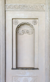 Schloss und Schlossgarten Schwetzingen - Garten - Minervatempel - Von innen - Rückwand, rechte Seite - Blick auf eine hohe Nische mit zwei Rosetten oben, einer eingelassenen Rundbogennische mit einer stuckierten Muschel oben; ganz oben ein Wellenbandstreifen, ganz unten ein Feld mit einem Tuchgehänge und einer Rosette (Gesamter Bau: Breite ca. 7 Meter, Länge ca. 9 Meter, Innenraum kubisch; Rückseite zweigeschossig mit Kellerraum; Architekt: Nicolas de Pigage (1723-1796); Bauzeit: vermutlich zwischen 1767/68 und 1773) (aufgenommen im Mai 2023, am Nachmittag) Schloss und Schlossgarten Schwetzingen - Garten - Minervatempel - Von innen - Rückwand, rechte Seite - Blick auf eine hohe Nische mit zwei Rosetten oben, einer eingelassenen Rundbogennische mit einer stuckierten Muschel oben; ganz oben ein Wellenbandstreifen, ganz unten ein Feld mit einem Tuchgehänge und einer Rosette (Gesamter Bau: Breite ca. 7 Meter, Länge ca. 9 Meter, Innenraum kubisch; Rückseite zweigeschossig mit Kellerraum; Architekt: Nicolas de Pigage (1723-1796); Bauzeit: vermutlich zwischen 1767/68 und 1773) (aufgenommen im Mai 2023, am Nachmittag)