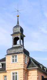 Schloss und Schlossgarten Schwetzingen - Schloss - Mittelbau - Hofseite - Nordturm - Von Nordost - Blick vom Ehrenhof nach oben auf die Ostfassaden des nördlichen Mittelbaus und des Nordturms, die Turmhaube, den Turmknopf und auf den Hemmerschen Fünfspitz (Mittelbau: Länge Westseite ca. 45 Meter, Breite Nord-/Nordseite ca. 38 Meter; Wiederaufbau / Erweiterung: 1698-1717; Architekten: Johann Adam Breunig) (aufgenommen im Mai 2023, am Vormittag) Schloss und Schlossgarten Schwetzingen - Schloss - Mittelbau - Hofseite - Nordturm - Von Nordost - Blick vom Ehrenhof nach oben auf die Ostfassaden des nördlichen Mittelbaus und des Nordturms, die Turmhaube, den Turmknopf und auf den Hemmerschen Fünfspitz (Mittelbau: Länge Westseite ca. 45 Meter, Breite Nord-/Nordseite ca. 38 Meter; Wiederaufbau / Erweiterung: 1698-1717; Architekten: Johann Adam Breunig) (aufgenommen im Mai 2023, am Vormittag)