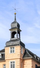 Schloss und Schlossgarten Schwetzingen - Schloss - Mittelbau - Hofseite - Nordturm - Von Nordost - Blick vom Ehrenhof nach oben auf die Ostfassaden des nördlichen Mittelbaus und des Nordturms, die Turmhaube, den Turmknopf und auf den Hemmerschen Fünfspitz (Mittelbau: Länge Westseite ca. 45 Meter, Breite Nord-/Nordseite ca. 38 Meter; Wiederaufbau / Erweiterung: 1698-1717; Architekten: Johann Adam Breunig) (aufgenommen im Mai 2023, am Vormittag)