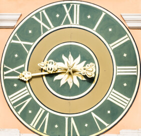 Schloss und Schlossgarten Schwetzingen - Schloss - Mittelbau - Hofseite - Von Osten - Blick auf das Zifferblatt der zentralen Uhr am Dach; die Zeiger sind aus unbekannten Gründen vertauscht, der große Zeiger zeigt die Stunden, der kleine Zeiger die Minuten an; die Zeiger wurden bis 1968 angetrieben von der alten Turmuhr im Südturm, geschaffen 1763 vom Uhrmacher Johann Jacob Möllinger (1695-1763), der auch das Zifferblatt schuf (aufgenommen im Mai 2023, am Vormittag)