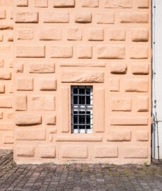 Schloss und Schlossgarten Schwetzingen - Schloss - Mittelbau - Hofseite - Nordturm - Von Osten - Blick auf Quader des Nordturms (genauer: des Standerkers) und auf eine Lichtöffnung für den (ehemals) dahinter liegenden Hochkeller (heute: Besucherzentrum) (Mittelbau: Länge Westseite ca. 45 Meter, Breite Süd-/Nordseite ca. 38 Meter; Wiederaufbau / Erweiterung: 1698-1717; Architekten: Johann Adam Breunig) (aufgenommen im Mai 2023, am Vormittag) Schloss und Schlossgarten Schwetzingen - Schloss - Mittelbau - Hofseite - Nordturm - Von Osten - Blick auf Quader des Nordturms (genauer: des Standerkers) und auf eine Lichtöffnung für den (ehemals) dahinter liegenden Hochkeller (heute: Besucherzentrum) (Mittelbau: Länge Westseite ca. 45 Meter, Breite Süd-/Nordseite ca. 38 Meter; Wiederaufbau / Erweiterung: 1698-1717; Architekten: Johann Adam Breunig) (aufgenommen im Mai 2023, am Vormittag)