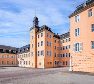 Schloss und Schlossgarten Schwetzingen - Schloss - Mittelbau - Hofseite - Von Nordost - Blick vom Ehrenhof östlich der Schlosskapelle nach Südwesten auf den Mittelbau, das Teppenhaus (ganz rechts), den Südturm (Mitte) sowie auf den Südflügel (links) (Mittelbau: Länge Westseite ca. 45 Meter, Breite Süd-/Nordseite ca. 38 Meter; Wiederaufbau / Erweiterung: 1698-1717; Architekt: Johann Adam Breunig) (aufgenommen im Mai 2023, am Vormittag)