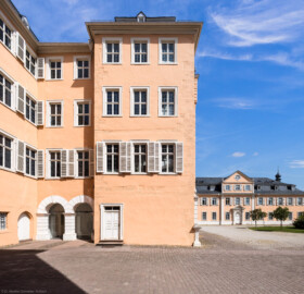 Schloss und Schlossgarten Schwetzingen - Schloss - Mittelbau - Hofseite - Von Süden - Blick auf die Südfassade des nördlichen Teils des Mittelbaus; rechts die Südfassade des Nordflügels / Hofdamenflügels (Mittelbau: Länge Westseite ca. 45 Meter, Breite Süd-/Nordseite ca. 38 Meter; Wiederaufbau / Erweiterung: 1698-1717; Architekt: Johann Adam Breunig) (aufgenommen im Mai 2023, am späten Vormittag)