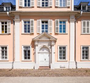 Schloss und Schlossgarten Schwetzingen - Schloss - Nordflügel / Hofkavaliersflügel - Längsbau - Von Süden - Blick vom Ehrenhof nach Norden auf den Mittelrisalit der Südfassade des Nordflügels (Nordflügel: L-förmig, Länge x Breite Längsbau ca. 50 x 14 Meter, Querbau ca. 15 x 12 Meter; Architekt: Johann Adam Breunig (1660-1727); Fertigstellung: 1710) (aufgenommen im Mai 2023, um die Mittagszeit) Schloss und Schlossgarten Schwetzingen - Schloss - Nordflügel / Hofkavaliersflügel - Längsbau - Von Süden - Blick vom Ehrenhof nach Norden auf den Mittelrisalit der Südfassade des Nordflügels (Nordflügel: L-förmig, Länge x Breite Längsbau ca. 50 x 14 Meter, Querbau ca. 15 x 12 Meter; Architekt: Johann Adam Breunig (1660-1727); Fertigstellung: 1710) (aufgenommen im Mai 2023, um die Mittagszeit)