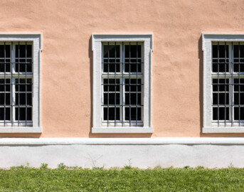 Schloss und Schlossgarten Schwetzingen - Schloss - Südflügel / Hofdamenflügel - Querbau - Von Westen - Blick auf Fenster der Westfassade des Querbaus (Südflügel: L-förmig, Länge x Breite Längsbau ca. 50 x 14 Meter, Querbau ca. 15 x 11 Meter; Architekt: Johann Adam Breunig (1660-1727); Fertigstellung: 1710, letzte Renovierung: 2009-2012) (aufgenommen im Mai 2023, am Nachmittag)