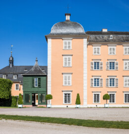 Schloss und Schlossgarten Schwetzingen - Schloss - Mittelbau / Gartenpavillon - Gartenseite - Von Westen - Blick auf die Westfassade des Mittelbaus, den nördlichen Eckpavillon (Mitte), den Grünen Gartenpavillon (links, auch "Chinesischer Erker" genannt) sowie auf den Nordflügel / Hofdamenflügel (links im Hintergrund) (Mittelbau: Länge Westseite ca. 45 Meter, Breite Süd-/Nordseite ca. 38 Meter; Wiederaufbau / Erweiterung: 1698-1717; Architekt: Johann Adam Breunig; Gartenpavillon: Hölzerner Anbau, Grundfläche 5 x 5 Meter, fertiggestellt 1780, zuletzt restauriert 2017, Architekt Nicolas de Pigage) (aufgenommen im Mai 2023, am späten Nachmittag)