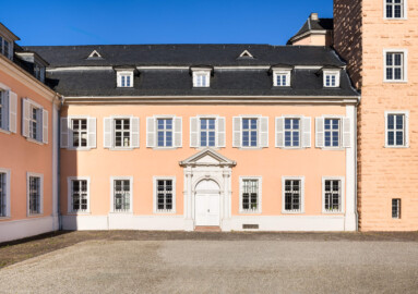 Schloss und Schlossgarten Schwetzingen - Schloss - Südflügel / Hofdamenflügel - Querbau - Von Osten - Blick auf die Ostfassade und das Portal des Querbaus; links die Nordfassade des Längsbaus; rechts der Südturm (Südflügel: L-förmig, Länge x Breite Längsbau ca. 50 x 14 Meter, Querbau ca. 15 x 11 Meter; Architekt: Johann Adam Breunig (1660-1727); Fertigstellung: 1710, letzte Renovierung: 2009-2012) (aufgenommen im Juni 2023, am frühen Vormittag)