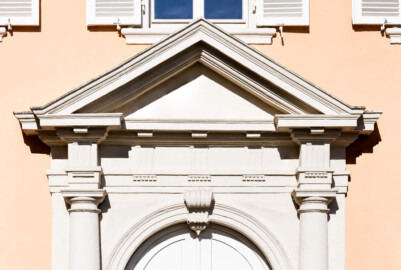 Schloss und Schlossgarten Schwetzingen - Schloss - Südflügel / Hofdamenflügel - Querbau - Von Osten - Blick auf Tympanon, Gesims, Fries und Kapitelle des Portals am Querbau (Südflügel: L-förmig, Länge x Breite Längsbau ca. 50 x 14 Meter, Querbau ca. 15 x 11 Meter; Architekt: Johann Adam Breunig (1660-1727); Fertigstellung: 1710, letzte Renovierung: 2009-2012) (aufgenommen im Juni 2023, am Vormittag) Schloss und Schlossgarten Schwetzingen - Schloss - Südflügel / Hofdamenflügel - Querbau - Von Osten - Blick auf Tympanon, Gesims, Fries und Kapitelle des Portals am Querbau (Südflügel: L-förmig, Länge x Breite Längsbau ca. 50 x 14 Meter, Querbau ca. 15 x 11 Meter; Architekt: Johann Adam Breunig (1660-1727); Fertigstellung: 1710, letzte Renovierung: 2009-2012) (aufgenommen im Juni 2023, am Vormittag)
