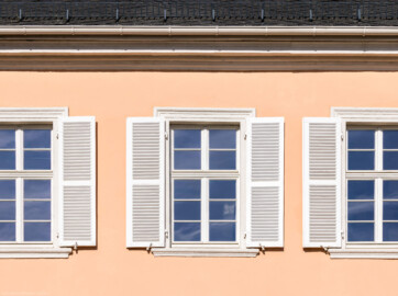 Schloss und Schlossgarten Schwetzingen - Schloss - Südflügel / Hofdamenflügel - Querbau - Von Osten - Blick auf Fenster des Obergeschosses (Südflügel: L-förmig, Länge x Breite Längsbau ca. 50 x 14 Meter, Querbau ca. 15 x 11 Meter; Architekt: Johann Adam Breunig (1660-1727); Fertigstellung: 1710, letzte Renovierung: 2009-2012) (aufgenommen im Juni 2023, am Vormittag)