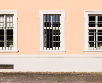 Schloss und Schlossgarten Schwetzingen - Schloss - Südflügel / Hofdamenflügel - Querbau - Von Osten - Blick auf Fenster des Erdgeschosses (Südflügel: L-förmig, Länge x Breite Längsbau ca. 50 x 14 Meter, Querbau ca. 15 x 11 Meter; Architekt: Johann Adam Breunig (1660-1727); Fertigstellung: 1710, letzte Renovierung: 2009-2012) (aufgenommen im Juni 2023, am Vormittag)