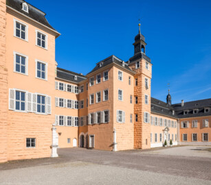 Schloss und Schlossgarten Schwetzingen - Schloss - Mittelbau - Hofseite - Von Südost - Blick vom Südflügel nach Nordwesten auf den Mittelbau und den Nordturm, rechts der Nordflügel mit der Schlosskapelle (Mittelbau: Länge Westseite ca. 45 Meter, Breite Süd-/Nordseite ca. 38 Meter; Wiederaufbau / Erweiterung: 1698-1717; Architekt: Johann Adam Breunig) (aufgenommen im Juni 2023, am Vormittag)