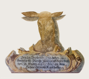 Schloss und Schlossgarten Schwetzingen - Schloss - Nordflügel, Nord-Süd-Teil - Gang zur Schlosskapelle, Ostwand, über der Tür zur ehemaligen Sakristei - Von Westen - Blick auf ein Gemälde zur Erinnerung an eine Jagd am 20. September 1719, bei der Kurfürst Karl III. Philipp (?) einen Sechszehnender erlegte; Inschrift: "Den 20. Septembr. 1719 haben Ihro Hochfürstl. Durchl. Pfaltzgraff diesen Hirsch von 16 Enden auf der Hard an dem Schneiderspfadt geschossen" (aufgenommen im Juni 2023, am Vormittag) Schloss und Schlossgarten Schwetzingen - Schloss - Nordflügel, Nord-Süd-Teil - Gang zur Schlosskapelle, Ostwand, über der Tür zur ehemaligen Sakristei - Von Westen - Blick auf ein Gemälde zur Erinnerung an eine Jagd am 20. September 1719, bei der Kurfürst Karl III. Philipp (?) einen Sechszehnender erlegte; Inschrift: "Den 20. Septembr. 1719 haben Ihro Hochfürstl. Durchl. Pfaltzgraff diesen Hirsch von 16 Enden auf der Hard an dem Schneiderspfadt geschossen" (aufgenommen im Juni 2023, am Vormittag)