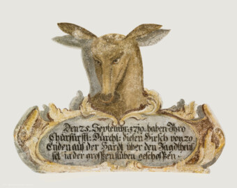 Schloss und Schlossgarten Schwetzingen - Schloss - Nordflügel, Nord-Süd-Teil - Gang zur Schlosskapelle, Südwand, über der Tür zur Kapelle - Von Norden - Blick auf ein Gemälde zur Erinnerung an eine Jagd am 25. September 1719, bei der Kurfürst Karl III. Philipp (1661-1742) einen Zwanzigender erlegte; Inschrift: "Den 25. Septembr. 1719 haben Ihro Churfürstl. Durchl. diesen Hirsch von 20 Enden auf der Hardt über den Jagdtheüssel in der großen Stuben geschossen" (aufgenommen im Juni 2023, am späten Vormittag) Schloss und Schlossgarten Schwetzingen - Schloss - Nordflügel, Nord-Süd-Teil - Gang zur Schlosskapelle, Südwand, über der Tür zur Kapelle - Von Norden - Blick auf ein Gemälde zur Erinnerung an eine Jagd am 25. September 1719, bei der Kurfürst Karl III. Philipp (1661-1742) einen Zwanzigender erlegte; Inschrift: "Den 25. Septembr. 1719 haben Ihro Churfürstl. Durchl. diesen Hirsch von 20 Enden auf der Hardt über den Jagdtheüssel in der großen Stuben geschossen" (aufgenommen im Juni 2023, am späten Vormittag)