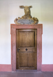 Schloss und Schlossgarten Schwetzingen - Schloss - Nordflügel, Nord-Süd-Teil - Gang zur Schlosskapelle, Ostwand - Von Westen - Blick auf die Tür zur ehemaligen Sakristei und ein Gemälde zur Erinnerung an eine Jagd am 20. September 1719, bei der Kurfürst Karl III. Philipp (?) einen Sechszehnender erlegte; Inschrift: "Den 20. Septembr. 1719 haben Ihro Hochfürstl. Durchl. Pfaltzgraff diesen Hirsch von 16 Enden auf der Hard an dem Schneiderspfadt geschossen" (aufgenommen im Juni 2023, am späten Vormittag) Schloss und Schlossgarten Schwetzingen - Schloss - Nordflügel, Nord-Süd-Teil - Gang zur Schlosskapelle, Ostwand - Von Westen - Blick auf die Tür zur ehemaligen Sakristei und ein Gemälde zur Erinnerung an eine Jagd am 20. September 1719, bei der Kurfürst Karl III. Philipp (?) einen Sechszehnender erlegte; Inschrift: "Den 20. Septembr. 1719 haben Ihro Hochfürstl. Durchl. Pfaltzgraff diesen Hirsch von 16 Enden auf der Hard an dem Schneiderspfadt geschossen" (aufgenommen im Juni 2023, am späten Vormittag)