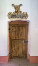 Schloss und Schlossgarten Schwetzingen - Schloss - Nordflügel, Nord-Süd-Teil - Gang zur Schlosskapelle, Südwand - Von Norden - Blick auf die Tür zur Kapelle und ein Gemälde zur Erinnerung an eine Jagd am 25. September 1719, bei der Kurfürst Karl III. Philipp (1661-1742) einen Zwanzigender erlegte; Inschrift: "Den 25. Septembr. 1719 haben Ihro Churfürstl. Durchl. diesen Hirsch von 20 Enden auf der Hardt über den Jagdtheüssel in der großen Stuben geschossen" (aufgenommen im Juni 2023, am späten Vormittag) Schloss und Schlossgarten Schwetzingen - Schloss - Nordflügel, Nord-Süd-Teil - Gang zur Schlosskapelle, Südwand - Von Norden - Blick auf die Tür zur Kapelle und ein Gemälde zur Erinnerung an eine Jagd am 25. September 1719, bei der Kurfürst Karl III. Philipp (1661-1742) einen Zwanzigender erlegte; Inschrift: "Den 25. Septembr. 1719 haben Ihro Churfürstl. Durchl. diesen Hirsch von 20 Enden auf der Hardt über den Jagdtheüssel in der großen Stuben geschossen" (aufgenommen im Juni 2023, am späten Vormittag)