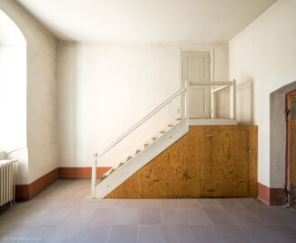 Schloss und Schlossgarten Schwetzingen - Schloss - Nordflügel, Nord-Süd-Teil - Schlosskapelle - Sakristei - Von Norden - Blick nach Süden in die ehemalige Sakristei; rechts der Treppenaufgang zur Kanzel (um 1805 nachträglich angebaut) (Schlosskapelle: Länge ca. 14 Meter, Breite ca. 10 Meter, Höhe: bis unter das Dach, Achsen: 6, Eingang: Ostseite; Bauzeit: zwischen 1698 und 1715; Architekten: Johann Adam Breunig, Simon Sarto; Umbau innen im klassizistischen Stil: 1804-1806, Architekt: Friedrich Weinbrenner) (aufgenommen im Juni 2023, um die Mittagszeit) Schloss und Schlossgarten Schwetzingen - Schloss - Nordflügel, Nord-Süd-Teil - Schlosskapelle - Sakristei - Von Norden - Blick nach Süden in die ehemalige Sakristei; rechts der Treppenaufgang zur Kanzel (um 1805 nachträglich angebaut) (Schlosskapelle: Länge ca. 14 Meter, Breite ca. 10 Meter, Höhe: bis unter das Dach, Achsen: 6, Eingang: Ostseite; Bauzeit: zwischen 1698 und 1715; Architekten: Johann Adam Breunig, Simon Sarto; Umbau innen im klassizistischen Stil: 1804-1806, Architekt: Friedrich Weinbrenner) (aufgenommen im Juni 2023, um die Mittagszeit)