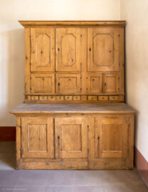 Schloss und Schlossgarten Schwetzingen - Schloss - Nordflügel, Nord-Süd-Teil - Schlosskapelle - Sakristei - Von Süden - Blick nach Norden auf den Schrank der ehemaligen Sakristei; Sakristeischrank: Datierung unklar, evtl. aus der Erstausstattungszeit, Verwendung wohl zur Aufbewahrung von sakralem Gerät (Schlosskapelle: Länge ca. 14 Meter, Breite ca. 10 Meter, Höhe: bis unter das Dach, Achsen: 6, Eingang: Ostseite; Bauzeit: zwischen 1698 und 1715; Architekten: Johann Adam Breunig, Simon Sarto; Umbau innen im klassizistischen Stil: 1804-1806, Architekt: Friedrich Weinbrenner)  (aufgenommen im Juni 2023, um die Mittagszeit)
