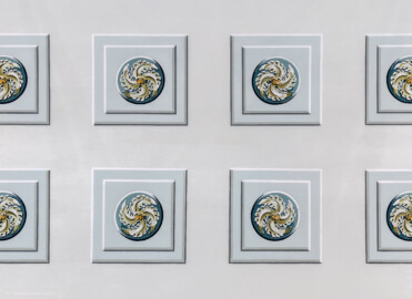 Schloss und Schlossgarten Schwetzingen - Schloss - Nordflügel, Nord-Süd-Teil - Schlosskapelle - Von unten - Blick nach oben in das Tonnengewölbe der Schlosskapelle auf einen Ausschnitt der gemalten Kassetten (Schlosskapelle: Länge ca. 14 Meter, Breite ca. 10 Meter, Höhe: bis unter das Dach, Achsen: 6, Eingang: Ostseite; Bauzeit: zwischen 1698 und 1715; Architekten: Johann Adam Breunig, Simon Sarto; Umbau innen im klassizistischen Stil: 1804-1806, Architekt: Friedrich Weinbrenner) (aufgenommen im Juni 2023, am frühen Nachmittag) Schloss und Schlossgarten Schwetzingen - Schloss - Nordflügel, Nord-Süd-Teil - Schlosskapelle - Von unten - Blick nach oben in das Tonnengewölbe der Schlosskapelle auf einen Ausschnitt der gemalten Kassetten (Schlosskapelle: Länge ca. 14 Meter, Breite ca. 10 Meter, Höhe: bis unter das Dach, Achsen: 6, Eingang: Ostseite; Bauzeit: zwischen 1698 und 1715; Architekten: Johann Adam Breunig, Simon Sarto; Umbau innen im klassizistischen Stil: 1804-1806, Architekt: Friedrich Weinbrenner) (aufgenommen im Juni 2023, am frühen Nachmittag)