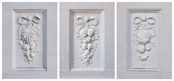 Schloss und Schlossgarten Schwetzingen - Garten - Schlossterrasse, zwischen Mittelbau und südlichem Zirkelbau - Vase - Blick auf Früchtegirlanden auf den Seiten des Postaments einer Vase (aufgenommen im September 2023, am Nachmittag) Schloss und Schlossgarten Schwetzingen - Garten - Schlossterrasse, zwischen Mittelbau und südlichem Zirkelbau - Vase - Blick auf Früchtegirlanden auf den Seiten des Postaments einer Vase (aufgenommen im September 2023, am Nachmittag)