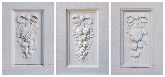 Schloss und Schlossgarten Schwetzingen - Garten - Schlossterrasse, zwischen Mittelbau und südlichem Zirkelbau - Vase - Blick auf Früchtegirlanden auf den Seiten des Postaments einer Vase (aufgenommen im September 2023, am Nachmittag) Schloss und Schlossgarten Schwetzingen - Garten - Schlossterrasse, zwischen Mittelbau und südlichem Zirkelbau - Vase - Blick auf Früchtegirlanden auf den Seiten des Postaments einer Vase (aufgenommen im September 2023, am Nachmittag)