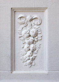 Schloss und Schlossgarten Schwetzingen - Garten - Schlossterrasse, zwischen Mittelbau und südlichem Zirkelbau - Vase - Von Westen - Blick auf eine Früchtegirlande auf der westlichen Seite des Postaments einer Vase (aufgenommen im Juni 2023, um die Mittagszeit) Schloss und Schlossgarten Schwetzingen - Garten - Schlossterrasse, zwischen Mittelbau und südlichem Zirkelbau - Vase - Von Westen - Blick auf eine Früchtegirlande auf der westlichen Seite des Postaments einer Vase (aufgenommen im Juni 2023, um die Mittagszeit)