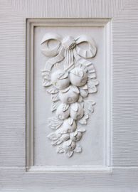 Schloss und Schlossgarten Schwetzingen - Garten - Schlossterrasse, zwischen Mittelbau und südlichem Zirkelbau - Vase - Von Westen - Blick auf eine Früchtegirlande auf der westlichen Seite des Postaments einer Vase (aufgenommen im Juni 2023, um die Mittagszeit) Schloss und Schlossgarten Schwetzingen - Garten - Schlossterrasse, zwischen Mittelbau und südlichem Zirkelbau - Vase - Von Westen - Blick auf eine Früchtegirlande auf der westlichen Seite des Postaments einer Vase (aufgenommen im Juni 2023, um die Mittagszeit)