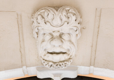 Schloss und Schlossgarten Schwetzingen - Schloss - Verbindungsbau Küchenbau-Zirkelbau / Alte Galerie - Durchgang, offener Innenraum, Nordseite, oben - Von Süden - Blick nach oben auf die Kopfmaske im Durchgang (Verbindungsbau: Länge ca. 45 Meter, Breite ca. 8 Meter; Bauzeit: wohl um 1724; Architekt: unklar, evtl. Alessandro Galli da Bibiena (1686-1748) oder Johann Adam Breunig (1660-1727)) (aufgenommen im Juni 2023, am frühen Nachmittag) Schloss und Schlossgarten Schwetzingen - Schloss - Verbindungsbau Küchenbau-Zirkelbau / Alte Galerie - Durchgang, offener Innenraum, Nordseite, oben - Von Süden - Blick nach oben auf die Kopfmaske im Durchgang (Verbindungsbau: Länge ca. 45 Meter, Breite ca. 8 Meter; Bauzeit: wohl um 1724; Architekt: unklar, evtl. Alessandro Galli da Bibiena (1686-1748) oder Johann Adam Breunig (1660-1727)) (aufgenommen im Juni 2023, am frühen Nachmittag)