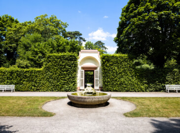 Schloss und Schlossgarten Schwetzingen - Garten - Porzellanhaus / Wasserglocke - Von außen- Von Süden - Blick auf die Wasserglocke (den Brunnen) sowie auf das Porzellanhaus (Porzellanhaus: Grundfläche ca. 9 x 9 Meter; Bauzeit: 1762-1764; Architekt: Nicolas de Pigage) (aufgenommen im Juni 2023, am frühen Nachmittag) Schloss und Schlossgarten Schwetzingen - Garten - Porzellanhaus / Wasserglocke - Von außen- Von Süden - Blick auf die Wasserglocke (den Brunnen) sowie auf das Porzellanhaus (Porzellanhaus: Grundfläche ca. 9 x 9 Meter; Bauzeit: 1762-1764; Architekt: Nicolas de Pigage) (aufgenommen im Juni 2023, am frühen Nachmittag)