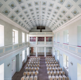 Schloss und Schlossgarten Schwetzingen - Schloss - Nordflügel, Nord-Süd-Teil - Schlosskapelle - Von Norden - Blick von der Orgelempore nach Süden in die Kapelle und auf die Hofloge (Schlosskapelle: Länge ca. 14 Meter, Breite ca. 10 Meter, Höhe: bis unter das Dach, Achsen: 6, Eingang: Ostseite; Bauzeit: zwischen 1698 und 1715; Architekten: Johann Adam Breunig, Simon Sarto; Umbau innen im klassizistischen Stil: 1804-1806, Architekt: Friedrich Weinbrenner) (aufgenommen im Juni 2023, am Nachmittag) Schloss und Schlossgarten Schwetzingen - Schloss - Nordflügel, Nord-Süd-Teil - Schlosskapelle - Von Norden - Blick von der Orgelempore nach Süden in die Kapelle und auf die Hofloge (Schlosskapelle: Länge ca. 14 Meter, Breite ca. 10 Meter, Höhe: bis unter das Dach, Achsen: 6, Eingang: Ostseite; Bauzeit: zwischen 1698 und 1715; Architekten: Johann Adam Breunig, Simon Sarto; Umbau innen im klassizistischen Stil: 1804-1806, Architekt: Friedrich Weinbrenner) (aufgenommen im Juni 2023, am Nachmittag)