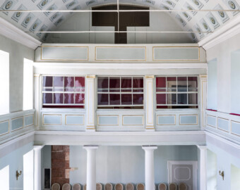 Schloss und Schlossgarten Schwetzingen - Schloss - Nordflügel, Nord-Süd-Teil - Schlosskapelle - Von Norden - Blick von der Orgelempore nach Süden in die Kapelle und auf die Hofloge; über der Hofloge eine weitere Empore für den Hofadel (Schlosskapelle: Länge ca. 14 Meter, Breite ca. 10 Meter, Höhe: bis unter das Dach, Achsen: 6, Eingang: Ostseite; Bauzeit: zwischen 1698 und 1715; Architekten: Johann Adam Breunig, Simon Sarto; Umbau innen im klassizistischen Stil: 1804-1806, Architekt: Friedrich Weinbrenner) (aufgenommen im Juni 2023, am Nachmittag) Schloss und Schlossgarten Schwetzingen - Schloss - Nordflügel, Nord-Süd-Teil - Schlosskapelle - Von Norden - Blick von der Orgelempore nach Süden in die Kapelle und auf die Hofloge; über der Hofloge eine weitere Empore für den Hofadel (Schlosskapelle: Länge ca. 14 Meter, Breite ca. 10 Meter, Höhe: bis unter das Dach, Achsen: 6, Eingang: Ostseite; Bauzeit: zwischen 1698 und 1715; Architekten: Johann Adam Breunig, Simon Sarto; Umbau innen im klassizistischen Stil: 1804-1806, Architekt: Friedrich Weinbrenner) (aufgenommen im Juni 2023, am Nachmittag)