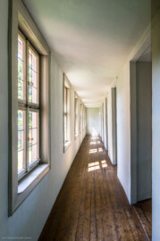 Schloss und Schlossgarten Schwetzingen - Schloss - Nordflügel, Nord-Süd-Teil - Schlosskapelle - Gang zur Orgelempore - Von Süden - Blick nach Norden in den Gang vom Ersten Vorzimmer des ersten Obergeschosses des Mittelbaus zur Orgelempore; ganz hinten rechts ist die Tür zur Orgelempore (Schlosskapelle: Länge ca. 14 Meter, Breite ca. 10 Meter, Höhe: bis unter das Dach, Achsen: 6, Eingang: Ostseite; Bauzeit: zwischen 1698 und 1715; Architekten: Johann Adam Breunig, Simon Sarto; Umbau innen im klassizistischen Stil und Einbau einer Orgelempore: 1804-1806, Architekt: Friedrich Weinbrenner) (aufgenommen im Juni 2023, am Nachmittag)