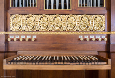 Schloss und Schlossgarten Schwetzingen - Schloss - Nordflügel, Nord-Süd-Teil - Schlosskapelle - Orgelempore - Orgel - Von Süden - Blick auf einen Teil des Orgelprospektes mit dem Spieltisch, dem Manual und den zehn Registern (Orgelbauer: Andreas Ubhauser (1765-1822), Bauzeit: 1806, umfassende Restaurierung: 1980-1982, Originalteile: ca. 90 Prozent;  Windwerk: Schleifladen und elektrisches Gebläse, Register: 10, Manuale: 1 / C-f3, Pedale: 1 / C-f0; Orgelpfeifen aus Zinn, Tastatur aus Ebenholz) (aufgenommen im Juni 2023, am späten Nachmittag)