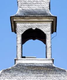 Schloss und Schlossgarten Schwetzingen - Schloss - Mittelbau - Nordturm - Hofseite - Von Osten - Blick vom Ehrenhof nach oben auf die Turmhaube mit dem "leeren Glockenstuhl" des Nordturms (aufgenommen im Juli 2023, am Vormittag)