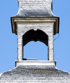 Schloss und Schlossgarten Schwetzingen - Schloss - Mittelbau - Nordturm - Hofseite - Von Osten - Blick vom Ehrenhof nach oben auf die Turmhaube mit dem "leeren Glockenstuhl" des Nordturms (aufgenommen im Juli 2023, am Vormittag) Schloss und Schlossgarten Schwetzingen - Schloss - Mittelbau - Nordturm - Hofseite - Von Osten - Blick vom Ehrenhof nach oben auf die Turmhaube mit dem "leeren Glockenstuhl" des Nordturms (aufgenommen im Juli 2023, am Vormittag)