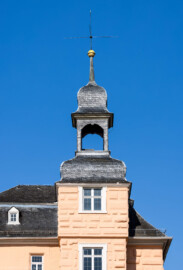 Schloss und Schlossgarten Schwetzingen - Schloss - Mittelbau - Nordturm - Hofseite - Von Osten - Blick vom Ehrenhof nach oben auf die Ostfassaden des nördlichen Mittelbaus und des Nordturms, die Turmhaube, den Turmknopf und auf den Hemmerschen Fünfspitz (Mittelbau: Länge Westseite ca. 45 Meter, Breite Nord-/Nordseite ca. 38 Meter; Wiederaufbau / Erweiterung: 1698-1717; Architekt: Johann Adam Breunig) (aufgenommen im Juli 2023, am Vormittag)