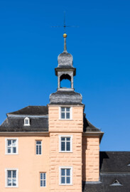 Schloss und Schlossgarten Schwetzingen - Schloss - Mittelbau - Nordturm - Hofseite - Von Osten - Blick vom Ehrenhof nach oben auf die Ostfassaden des nördlichen Mittelbaus und des Nordturms, die Turmhaube, den Turmknopf und auf den Hemmerschen Fünfspitz (Mittelbau: Länge Westseite ca. 45 Meter, Breite Nord-/Nordseite ca. 38 Meter; Wiederaufbau / Erweiterung: 1698-1717; Architekt: Johann Adam Breunig) (aufgenommen im Juli 2023, am Vormittag)