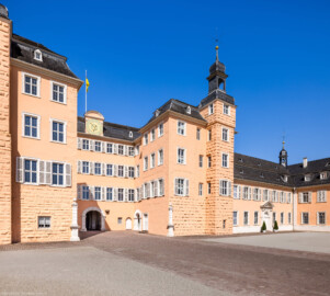 Schloss und Schlossgarten Schwetzingen - Schloss - Mittelbau - Hofseite - Von Südost - Blick vom Südflügel nach Nordwesten auf den Mittelbau und den Nordturm, rechts der Nordflügel mit der Schlosskapelle (Mittelbau: Länge Westseite ca. 45 Meter, Breite Süd-/Nordseite ca. 38 Meter; Wiederaufbau / Erweiterung: 1698-1717; Architekt: Johann Adam Breunig) (aufgenommen im Juni 2023, am späten Vormittag)